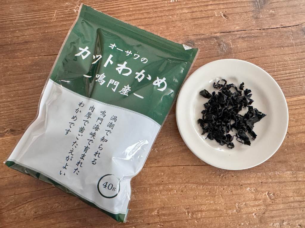 オーサワの鳴門産カットわかめのパッケージと中身。肉厚で歯ごたえが良い国産乾燥わかめ