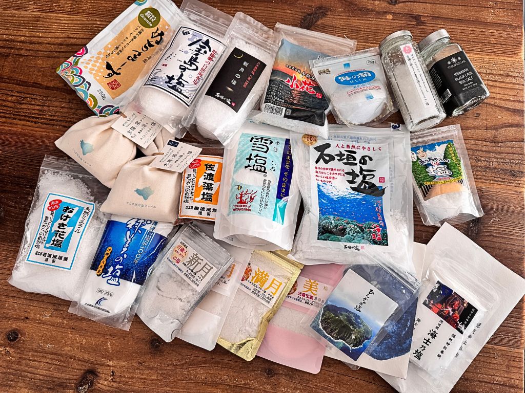 小恰好商店miko店長が所有する、全国各地の多種多様な天然塩コレクションのパッケージ写真。