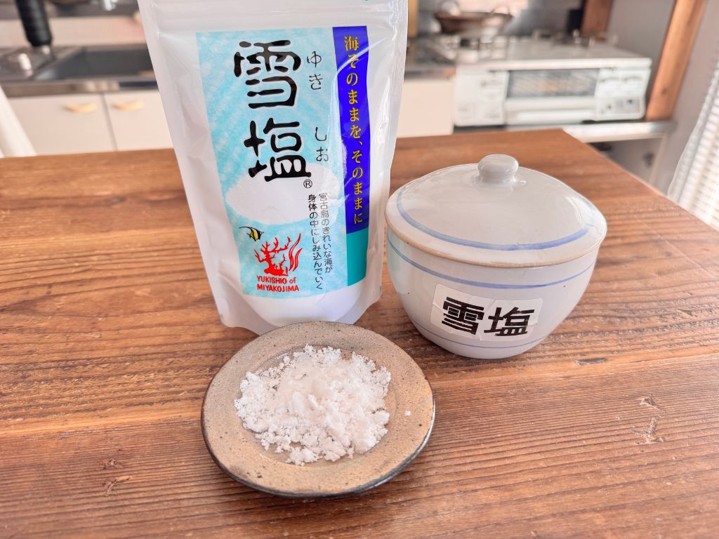 沖縄県宮古島の「雪塩」のパッケージと、小皿に盛られたパウダー状の雪塩の写真。