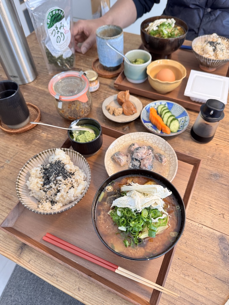 竹ぬか床で漬けたきゅうりとにんじんのぬか漬けが彩りを添える和食の夕食風景