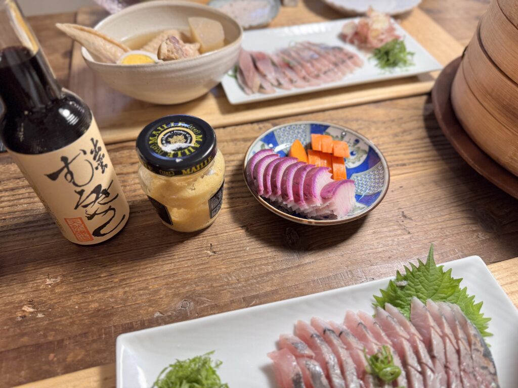 竹ぬか床で漬けた赤大根とにんじんのぬか漬け。彩り豊かな和食の食卓風景