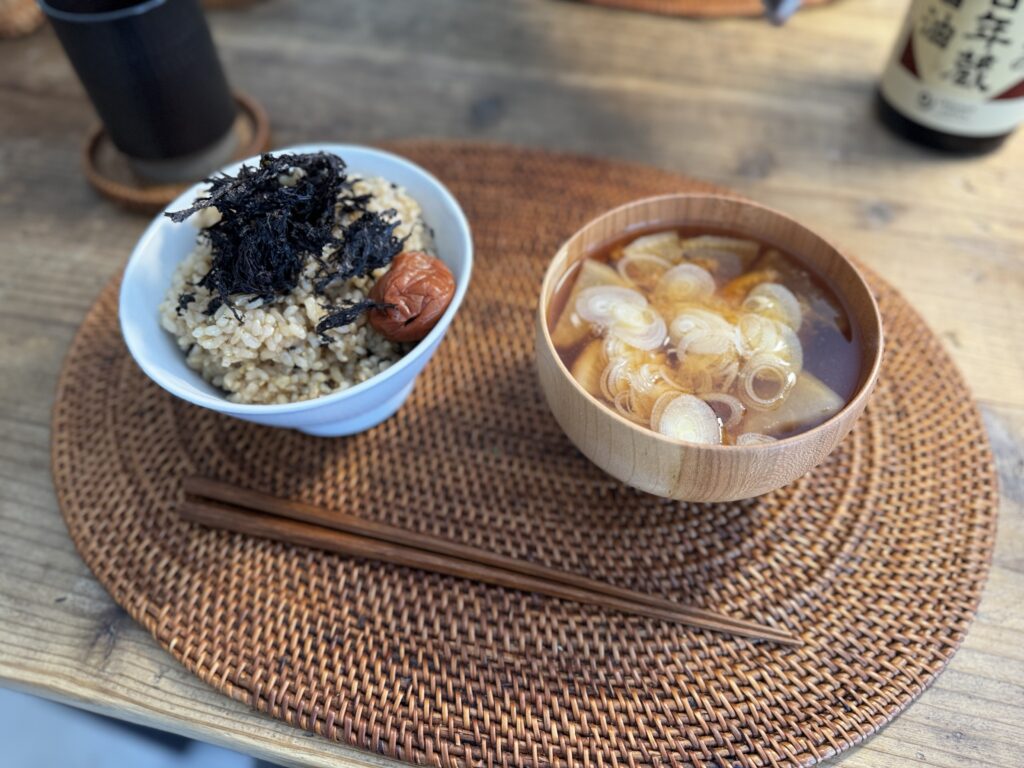 日本の和朝食と梅干し