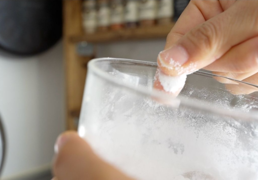 指先についた真っ白な雪塩。ひとつまみ舐めるだけで感じる、素材本来の旨味と甘み。