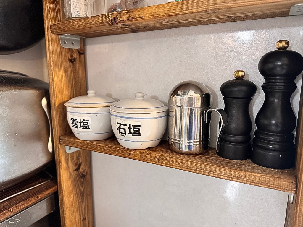 キッチンの調味料棚に並ぶ「石垣の塩」と「雪塩」の保存容器。たくさんある塩の中から店長mikoが実際にスタメンとして使う塩。