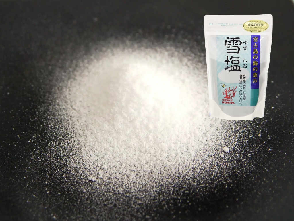 宮古島の雪塩。パウダースノーのようにきめ細やかな粒子とパッケージ。ギネス認定のミネラル含有量を誇る。
