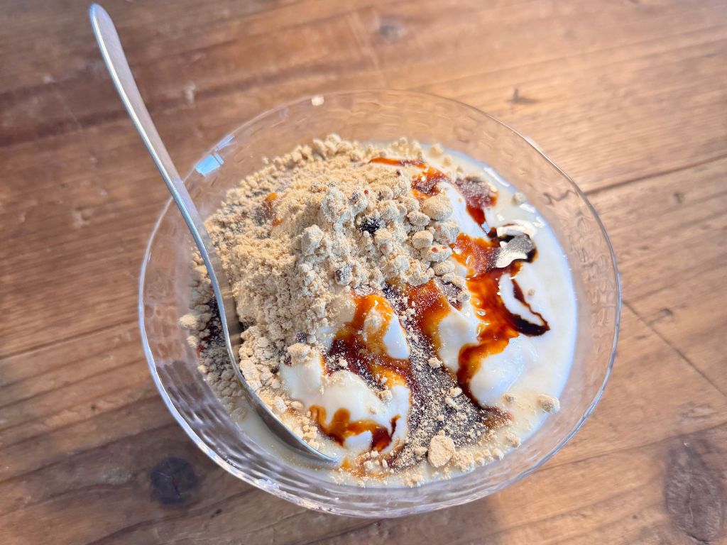 自家製豆乳ヨーグルトに「食べる米ぬか」を振りかけ、たっぷりの黒糖シロップをかけたmiko店長特製のミネラル補給おやつ。