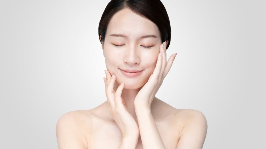 30日間の砂糖断ちで顔のむくみが取れ、フェイスラインがスッキリして喜ぶ女性。砂糖をやめるダイエットのビフォーアフターのイメージ。