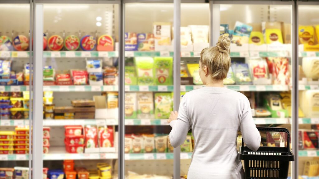 スーパーの冷蔵品売り場