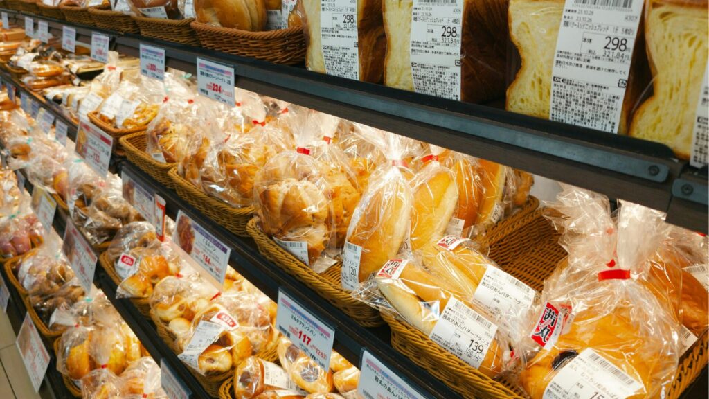 スーパーの惣菜パン売り場
