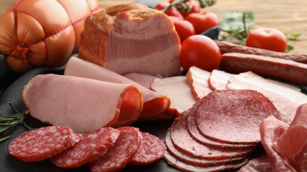 ハムやソーセージがお皿に守られている写真