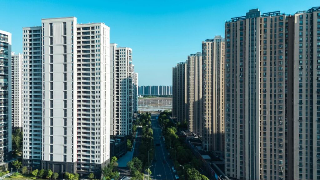 中国の急速な経済成長を象徴する、林立する高層マンション群と巨大な都市開発の様子
