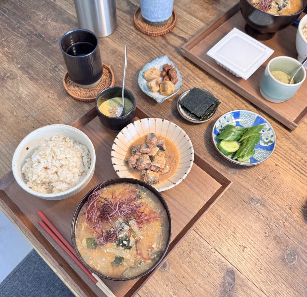兼由（かねよし）の煮魚、玄米、海藻たっぷりの味噌汁、八重山クロレラが並ぶ店長mikoの健康的な食卓風景