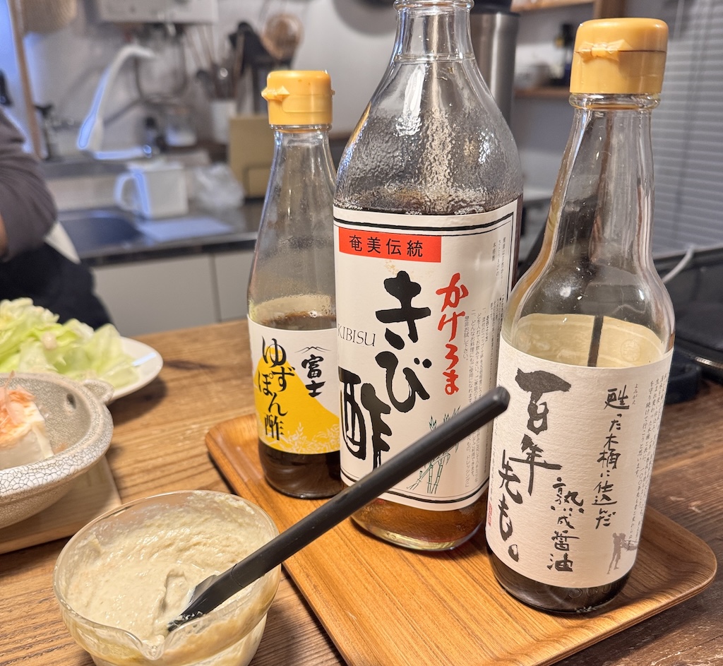 富士ゆずぽん酢、奄美伝統のかけろまきび酢、百年先も（醤油）など、店長mikoの食卓に並ぶ伝統製法の本物の調味料たち。
