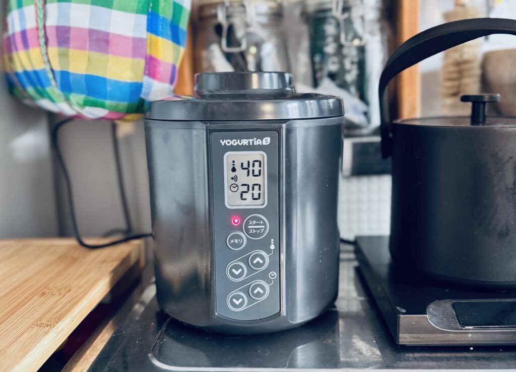 ヨーグルトメーカー「ヨーグルティアS」で、温度40度、残り時間20時間に設定して長時間発酵させている様子