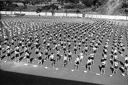 1941年 宮崎県延岡国民学校の校庭で乾布摩擦をする児童たち