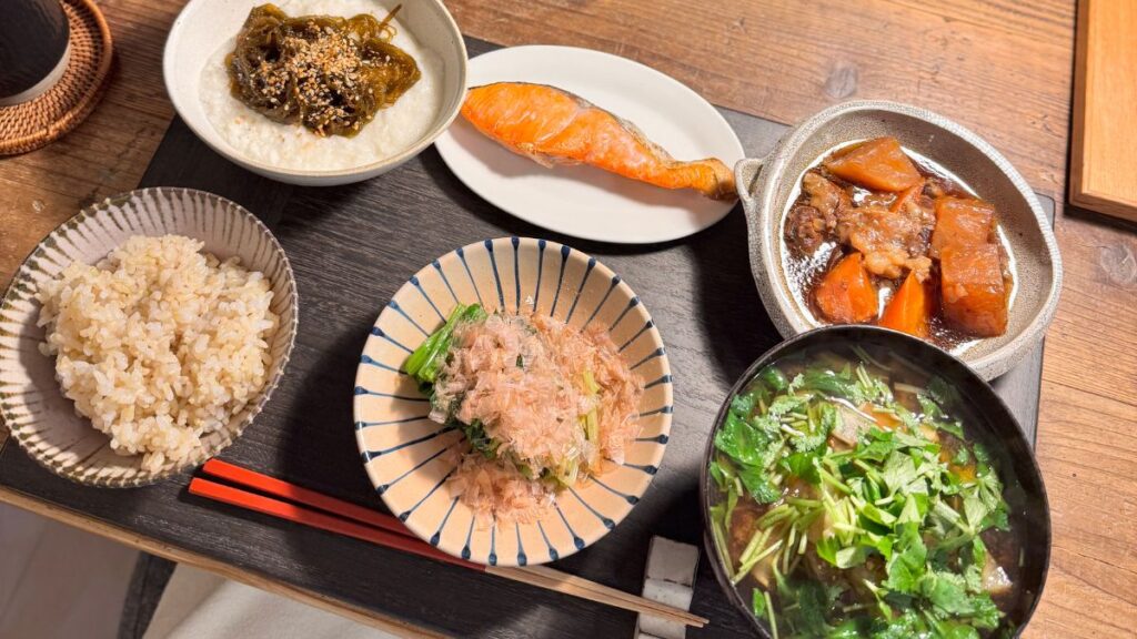 「ある日の我が家の晩ごはん。玄米、天然の紅鮭、煮物、おひたし、昆布、味噌汁——素材を選べば、食卓はこんなにシンプルで豊かになる。」